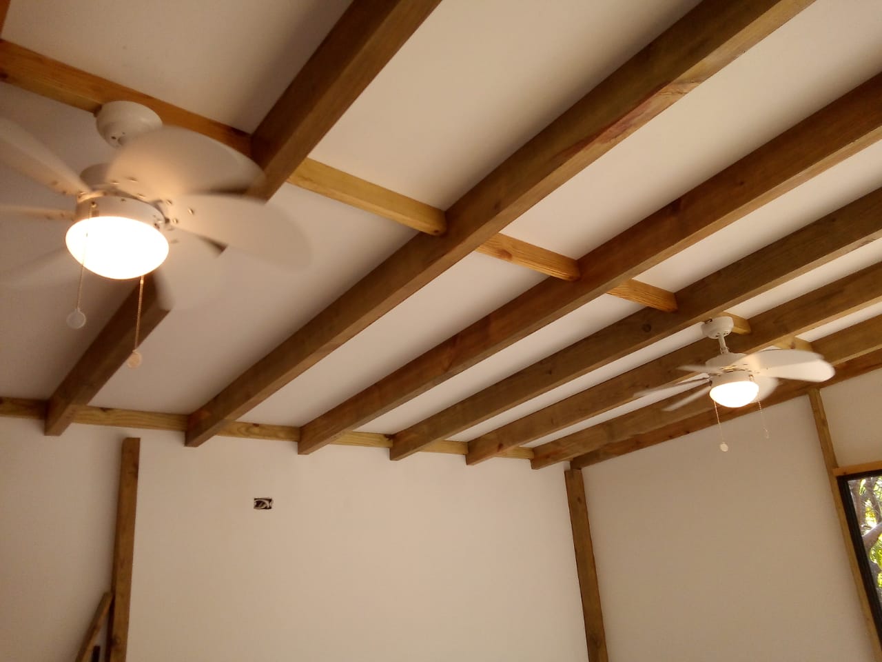 Techo con ventiladores y paredes forradas con tabla yeso – Jungla  Habitacional